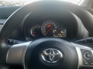 2015 Toyota Vitz - Thumbnail