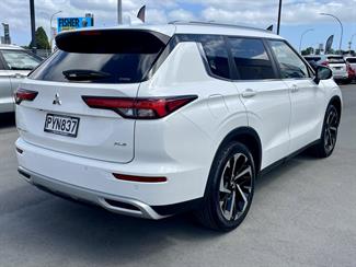 2023 Mitsubishi Outlander - Thumbnail