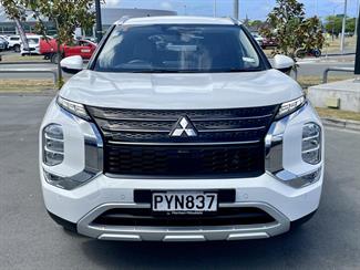 2023 Mitsubishi Outlander - Thumbnail