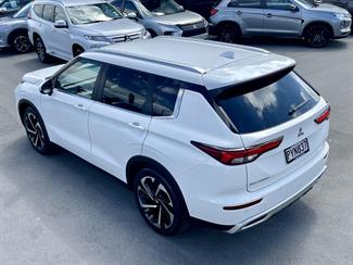 2023 Mitsubishi Outlander - Thumbnail