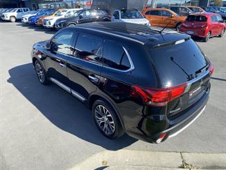 2016 Mitsubishi Outlander - Thumbnail