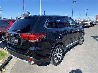 2016 Mitsubishi Outlander - Thumbnail