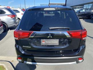 2016 Mitsubishi Outlander - Thumbnail