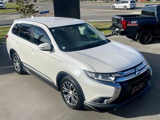 2016 Mitsubishi Outlander - Thumbnail