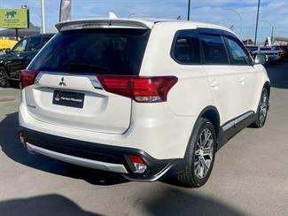 2016 Mitsubishi Outlander - Thumbnail