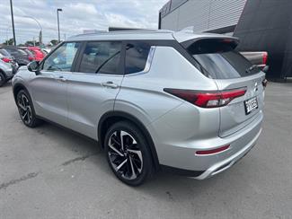 2023 Mitsubishi Outlander - Thumbnail