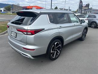 2023 Mitsubishi Outlander - Thumbnail