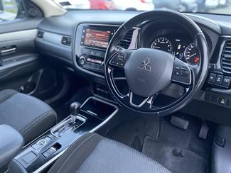 2017 Mitsubishi Outlander - Thumbnail