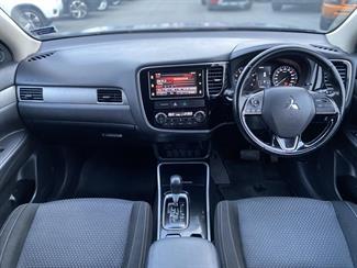 2017 Mitsubishi Outlander - Thumbnail