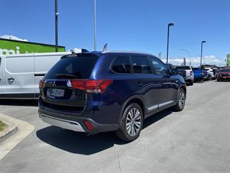 2021 Mitsubishi Outlander - Thumbnail