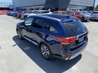 2021 Mitsubishi Outlander - Thumbnail