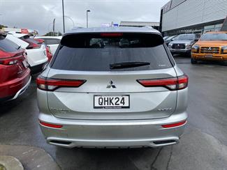 2023 Mitsubishi Outlander - Thumbnail