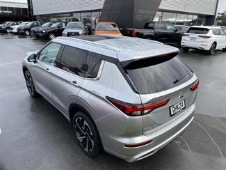 2023 Mitsubishi Outlander - Thumbnail