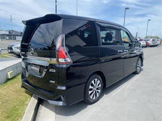 2017 Nissan Serena - Thumbnail