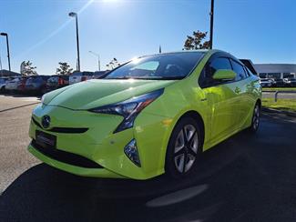 2016 Toyota Prius - Thumbnail