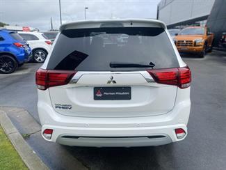 2018 Mitsubishi Outlander - Thumbnail