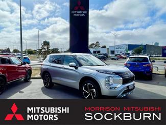 2023 Mitsubishi Outlander - Thumbnail