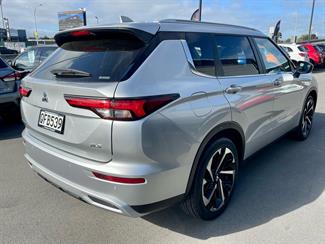 2023 Mitsubishi Outlander - Thumbnail