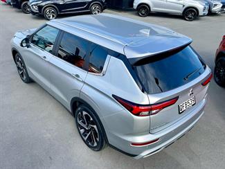 2023 Mitsubishi Outlander - Thumbnail