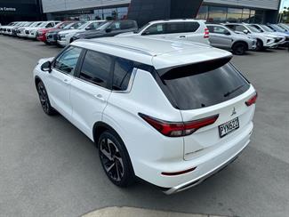 2023 Mitsubishi Outlander - Thumbnail