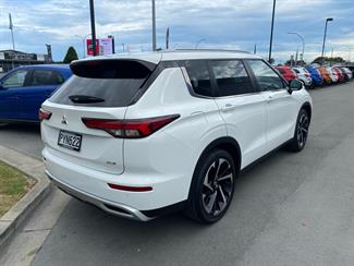 2023 Mitsubishi Outlander - Thumbnail