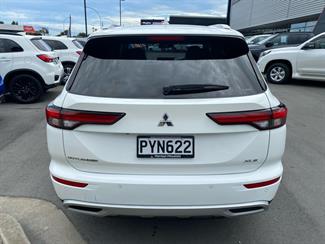 2023 Mitsubishi Outlander - Thumbnail