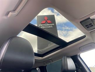 2022 Mitsubishi Outlander - Thumbnail