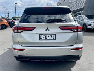 2023 Mitsubishi Outlander - Thumbnail