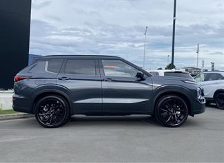 2024 Mitsubishi Outlander - Thumbnail