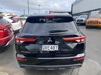 2024 Mitsubishi Outlander - Thumbnail