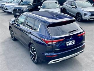 2023 Mitsubishi Outlander - Thumbnail