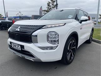 2023 Mitsubishi Outlander - Thumbnail