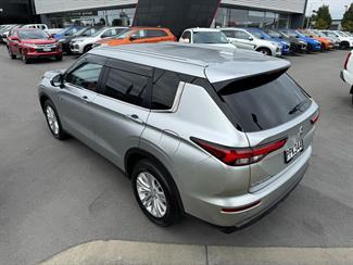 2022 Mitsubishi Outlander - Thumbnail