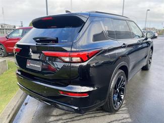 2024 Mitsubishi Outlander - Thumbnail