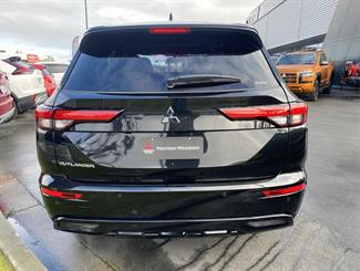 2024 Mitsubishi Outlander - Thumbnail