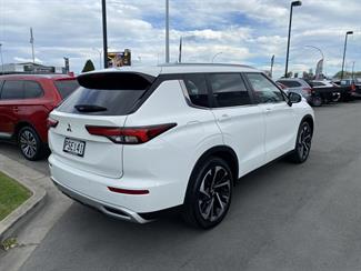 2023 Mitsubishi Outlander - Thumbnail