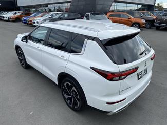 2023 Mitsubishi Outlander - Thumbnail