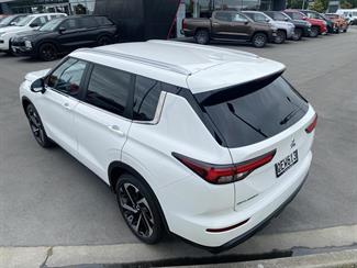 2023 Mitsubishi Outlander - Thumbnail