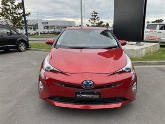 2016 Toyota Prius - Thumbnail