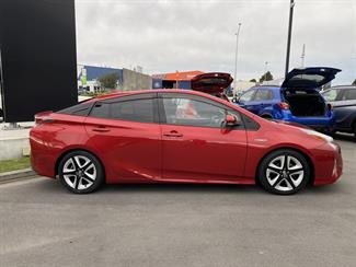 2016 Toyota Prius - Thumbnail