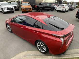 2016 Toyota Prius - Thumbnail