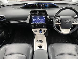 2016 Toyota Prius - Thumbnail